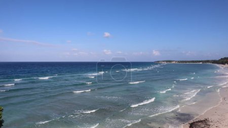 Téléchargez les photos : La plage et les paysages océaniques dans la zone touristique de Tanjung Bira, Indonésie, avec ses plages de sable blanc, sont les principales attractions de cet endroit - en image libre de droit