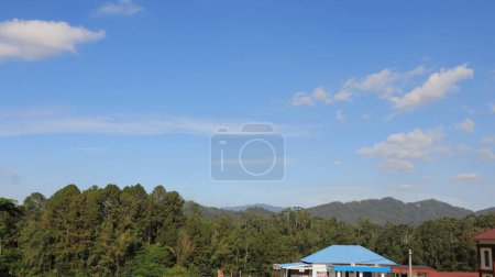 Foto de Hermoso paisaje natural de Tana Toraja, Indonesia. Árboles y cielo azul. Foto diurna - Imagen libre de derechos