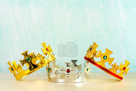 Téléchargez les photos : Trois couronnes des trois sages avec espace de copie sur fond bleu. Concept pour la journée Dia de Reyes Magos. Trois Sages - en image libre de droit