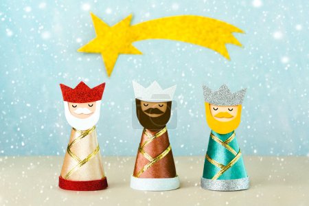 Téléchargez les photos : Les trois sages avec étoile dorée et flocons de neige sur fond bleu. Concept pour la journée Reyes Magos, Trois Sages - en image libre de droit