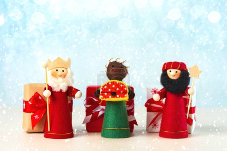 Téléchargez les photos : Les trois sages avec des cadeaux de Noël et des flocons de neige sur fond bleu. Concept pour la journée Reyes Magos, Trois Sages - en image libre de droit