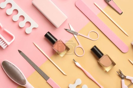 Foto de Composición con cosméticos y accesorios para manicura o pedicura sobre fondo beige y rosa. Concepto de manicura y pedicura - Imagen libre de derechos