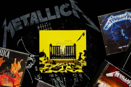 Foto de Portada de Metallica 72 Seasons CD y otros cds del grupo americano de heavy metal en una camiseta con el logo de Metallica - Imagen libre de derechos