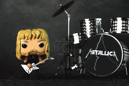 Foto de Figura vinilo Funko POP de James hetfield cantante del grupo estadounidense de heavy metal Metallica junto a la batería sobre fondo oscuro. Editorial ilustrativo de Funko Pop figura de acción - Imagen libre de derechos
