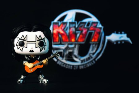 Foto de Figura de vinilo Funko POP del guitarrista de Spaceman Ace Frehley del grupo estadounidense de heavy metal Kiss sobre fondo negro. Editorial ilustrativo de Funko Pop figura de acción - Imagen libre de derechos