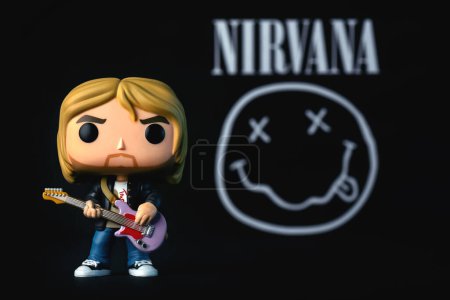 Foto de Figura vinilo Funko POP de Kurt Cobain del grupo de rock alternativo americano Nirvana sobre fondo negro. Editorial ilustrativo de Funko Pop figura de acción - Imagen libre de derechos