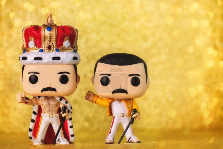 Téléchargez les photos : Funko POP figurines en vinyle de Freddie Mercury chanteur du groupe musical britannique Queen sur fond doré. Editorial illustratif de Funko Pop action figure - en image libre de droit