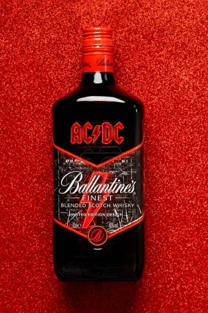 Foto de Ballantine 's escocés botella de whisky edición especial de la icónica banda de rock ACDC sobre fondo rojo. Editorial ilustrativo - Imagen libre de derechos