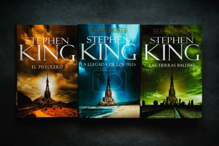 Téléchargez les photos : Livres en espagnol de la série Dark Tower du romancier américain Stephen King sur fond de grunge - en image libre de droit