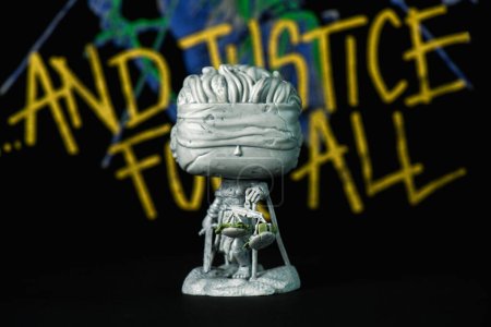 Foto de Funko POP figuras de vinilo de Lady Justice estatua de And Justice for All del grupo estadounidense de heavy metal Metallica frente al cartel de Metallica. Editorial ilustrativo de Funko Pop figura de acción - Imagen libre de derechos