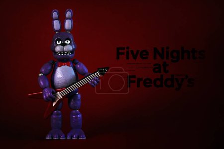 Foto de Figura de Bonnie personaje de los videojuegos, películas y libros Five Nights at Freddy 's y logo sobre fondo rojo. Editorial ilustrativo - Imagen libre de derechos