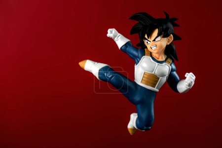 Téléchargez les photos : Figure de Son Gohan personnage de la série manga Dragon Ball Z créé par Akira Toriyama sur fond rouge. Éditorial illustratif - en image libre de droit