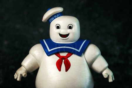 Téléchargez les photos : Playmobil Stay Puft Marshmallow Man personnage du film Fantômes sur fond sombre. Éditorial illustratif - en image libre de droit
