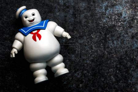 Téléchargez les photos : Playmobil Stay Puft Marshmallow Homme personnage du film Fantômes avec de l'espace pour le texte sur fond sombre. Éditorial illustratif - en image libre de droit