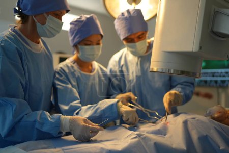 Foto de Cirujanos que trabajan dentro del quirófano - Imagen libre de derechos