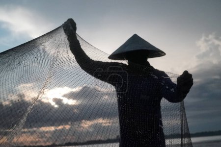 Foto de Retrato de pescadores ancianos y redes de pesca en el pueblo pesquero, la cultura tailandesa y los estilos de vida rurales de Tailandia. - Imagen libre de derechos