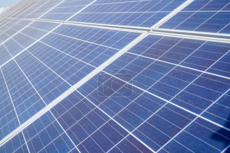 Téléchargez les photos : Technologie des cellules solaires sur le toit de l'usine. entretien de la centrale solaire. énergie verte - en image libre de droit