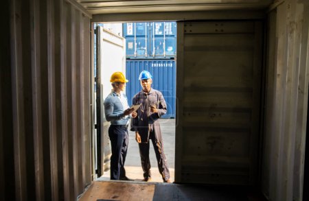Foto de Capataz de los trabajadores de inspección de contenedores preparan productos de exportación - Imagen libre de derechos