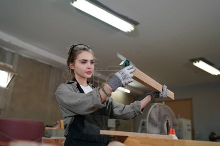 Photo pour Petite entreprise d'une jeune femme. Belle jeune femme travailleuse dans un atelier de meubles - image libre de droit