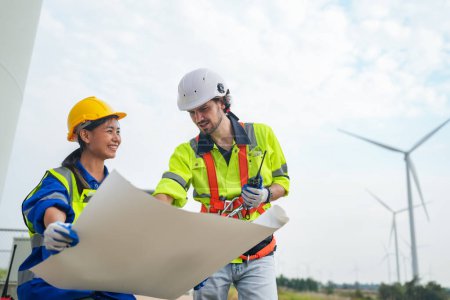 Téléchargez les photos : Ingénieur d'entretien des éoliennes entretien et plan d'inspection sur chantier, générateur d'électricité renouvelable - en image libre de droit