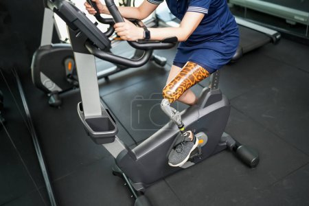Téléchargez les photos : Portrait de femme athlète handicapée avec prothèse de jambe dans la salle de fitness - en image libre de droit