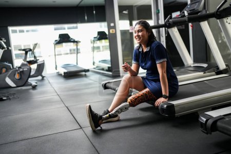 Foto de Retrato de mujer atleta discapacitada con pierna protésica en gimnasio - Imagen libre de derechos