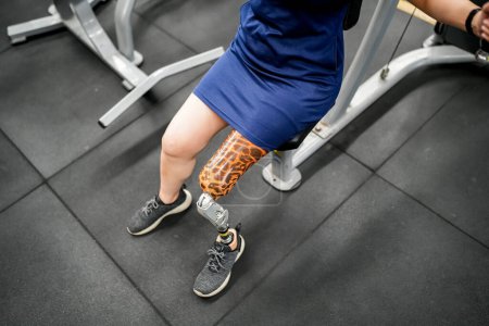 Foto de Retrato de mujer atleta discapacitada con pierna protésica en gimnasio - Imagen libre de derechos