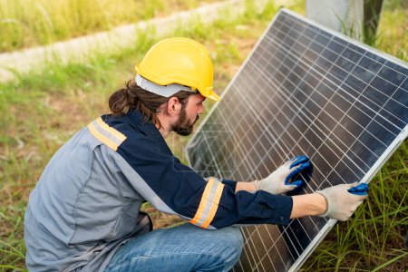 Foto de Ingeniero está instalando y comprobando una operación de sol y limpieza de paneles solares fotovoltaicos, Ingeniero con herramienta de medición de energía módulos fotovoltaicos para energía renovable - Imagen libre de derechos