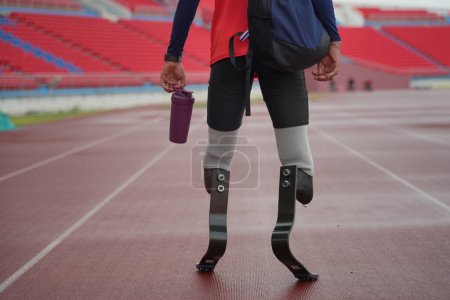 Téléchargez les photos : Athlète avec une prothèse de jambe sur piste de course au stade. Espace de copie. - en image libre de droit