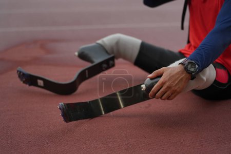 Téléchargez les photos : Athlète avec une prothèse de jambe sur piste de course au stade. Espace de copie. - en image libre de droit