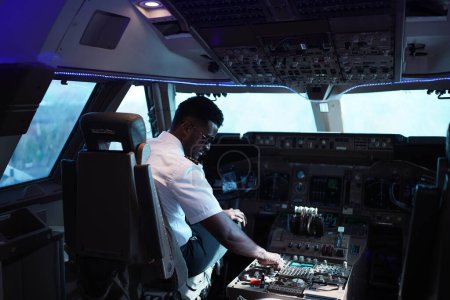Téléchargez les photos : Portrait du pilote noir à l'intérieur de l'avion. - en image libre de droit