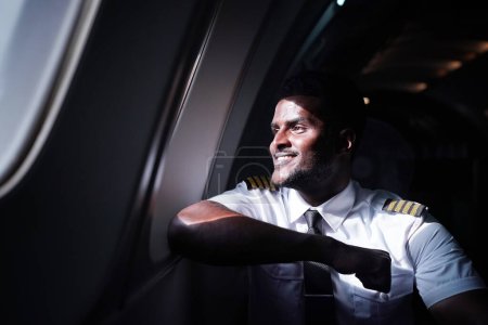Téléchargez les photos : Portrait du pilote noir à l'intérieur de l'avion. - en image libre de droit