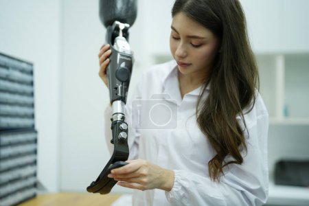 Téléchargez les photos : Technicien orthopédique faisant jambe prothétique pour les personnes handicapées dans l'atelier. - en image libre de droit