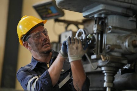 Téléchargez les photos : Employé d'usine travaillant dans l'industrie métallurgique - en image libre de droit