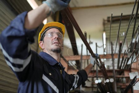 Téléchargez les photos : Employé d'usine travaillant dans l'industrie métallurgique - en image libre de droit
