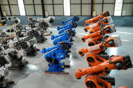 Téléchargez les photos : Lignes de production de bras robotiques technologie industrielle moderne. AI Production automatisée - en image libre de droit