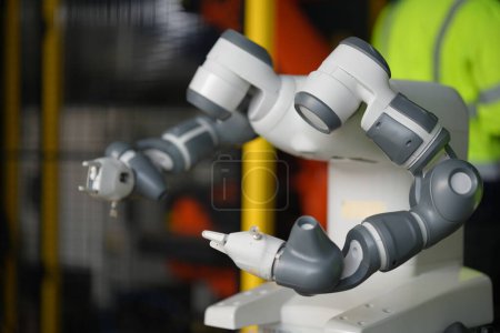 Téléchargez les photos : Lignes de production de bras robotiques technologie industrielle moderne. AI Production automatisée - en image libre de droit