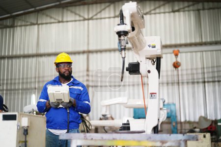Téléchargez les photos : Ingénieur industriel travaillant à l'usine de production robotique IA automatisée, Nouveau concept de technologie industrielle. - en image libre de droit