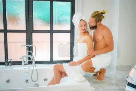 Foto de Romántica pareja joven disfrutando y relajándose en la bañera - Imagen libre de derechos