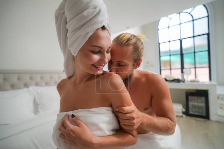 Foto de Pareja Amantes sexy en ropa interior. Caliente pareja amante Sensual abrazándose en el dormitorio. - Imagen libre de derechos