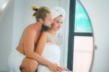 Téléchargez les photos : Romantique jeune couple profiter et se détendre dans la baignoire - en image libre de droit