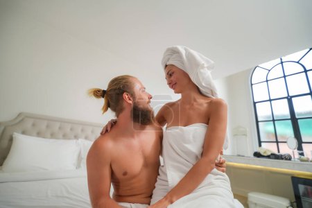 Téléchargez les photos : Couple Amoureux sexy en sous-vêtements. Chaud couple amant sensuel embrasser l 'autre dans l' chambre. - en image libre de droit