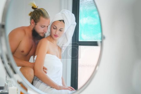 Foto de Romántica pareja joven disfrutando y relajándose en la bañera - Imagen libre de derechos