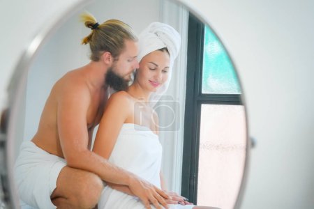 Téléchargez les photos : Romantique jeune couple profiter et se détendre dans la baignoire - en image libre de droit