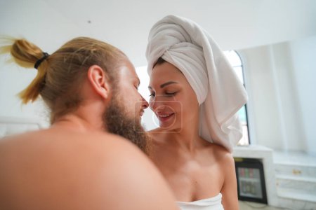 Téléchargez les photos : Couple Amoureux sexy en sous-vêtements. Chaud couple amant sensuel embrasser l 'autre dans l' chambre. - en image libre de droit