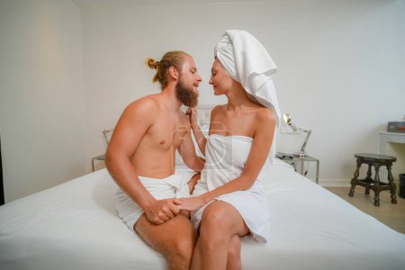 Foto de Juego previo apasionado por la pareja que usa ropa interior en el dormitorio. Momentos eróticos de pareja en la cama. - Imagen libre de derechos