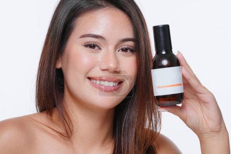 Téléchargez les photos : Concept de soins de la peau, portrait de femme heureuse appliquant de la crème cosmétique sur le visage. - en image libre de droit