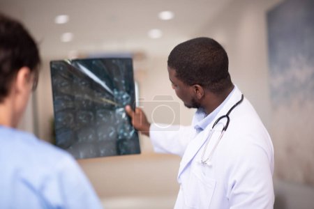 Foto de Médicos examinando rayos X en corredor del hospital - Imagen libre de derechos