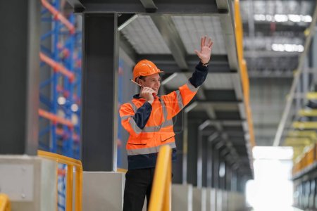 Téléchargez les photos : Ingénieur inspectant une locomotive dans une installation de génie ferroviaire - en image libre de droit