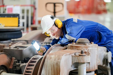 Téléchargez les photos : Ingénieurs inspectant une locomotive dans une installation de génie ferroviaire - en image libre de droit